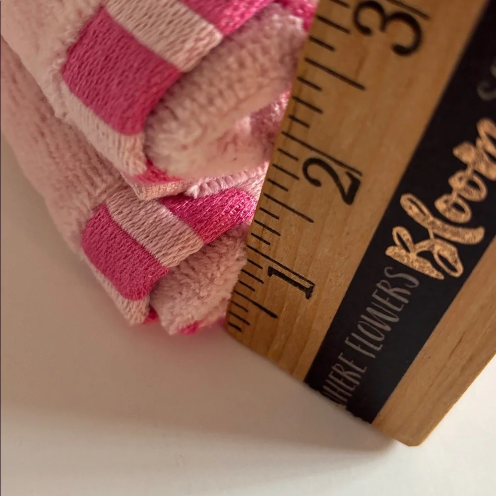 Juicy Couture Pink GINGERBREAD AND BOWS Hand Towels NWT SET OF TWO PINK GINGEY